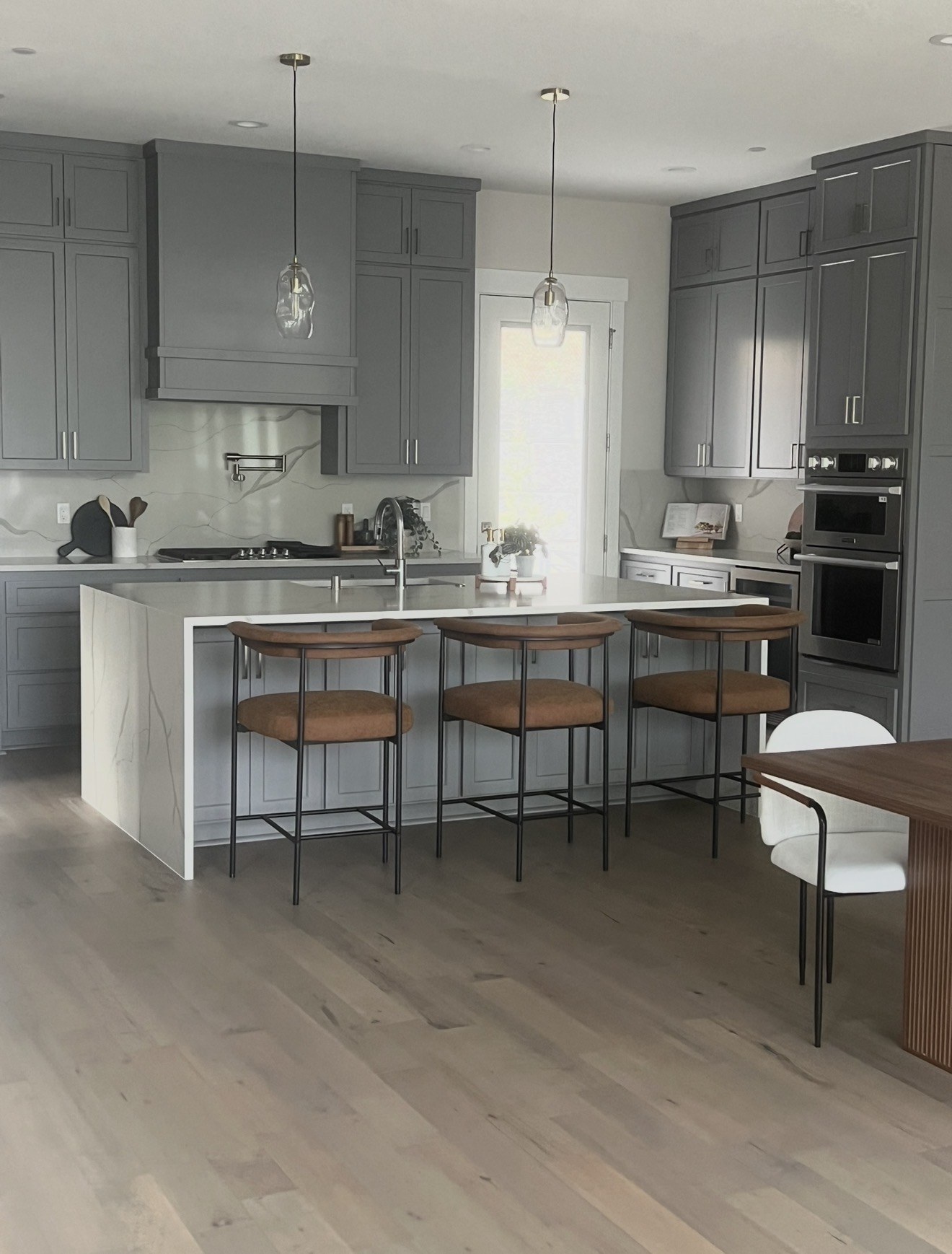 Modern kitchen, timeless finish: stone island & coordinated surfaces