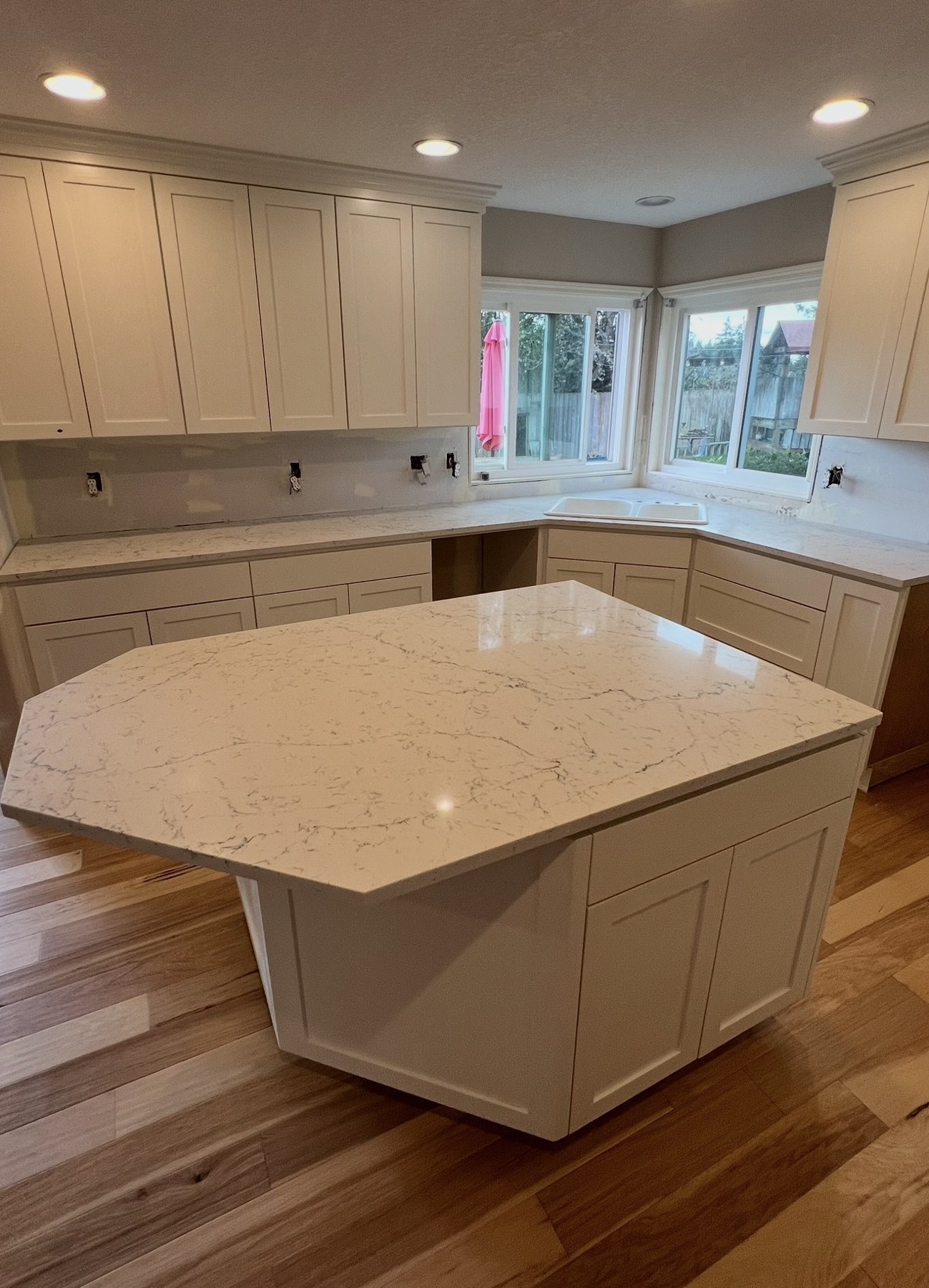 Soft tones, bright space: custom kitchen surfaces