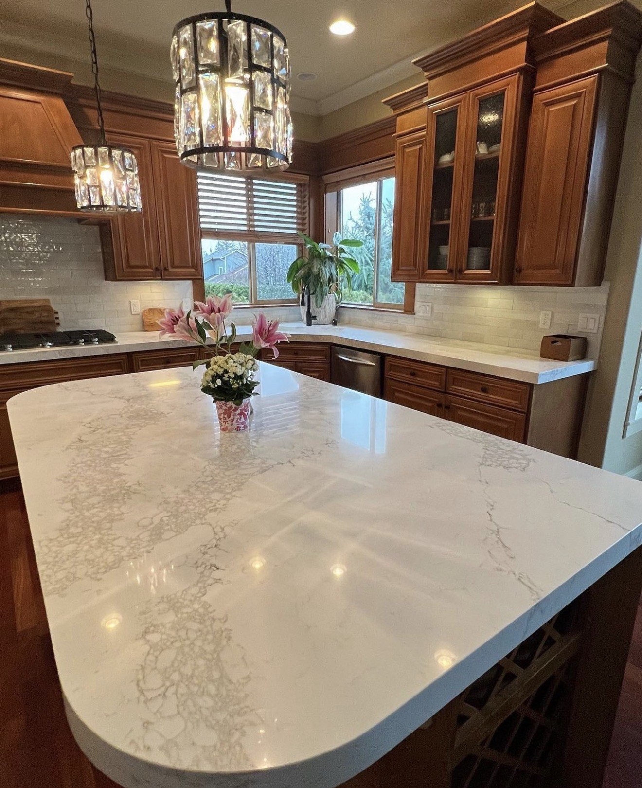 Natural warmth: kitchen island & countertops